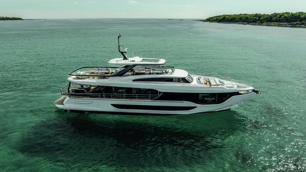 Azimut-Grande-26M-side-view.jpg Azimut-Grande-26M-side-view.jpg