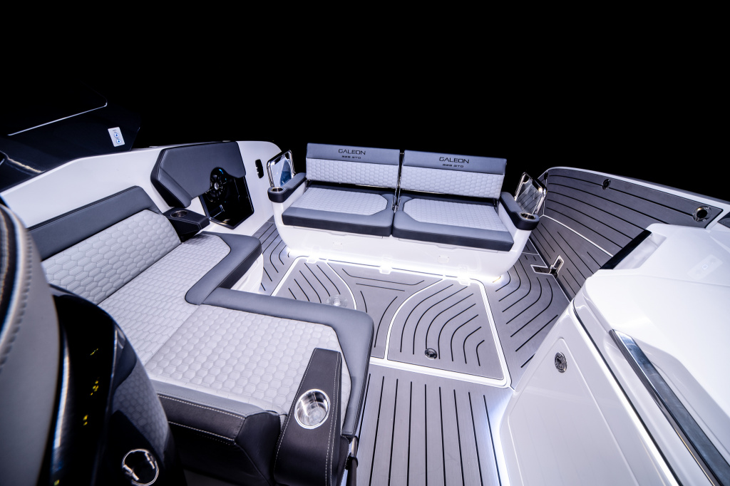 4 cockpit.jpg 4 cockpit.jpg