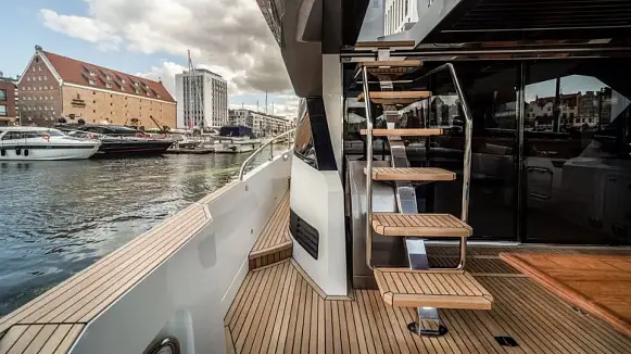 Яхта GALEON 700 SKY