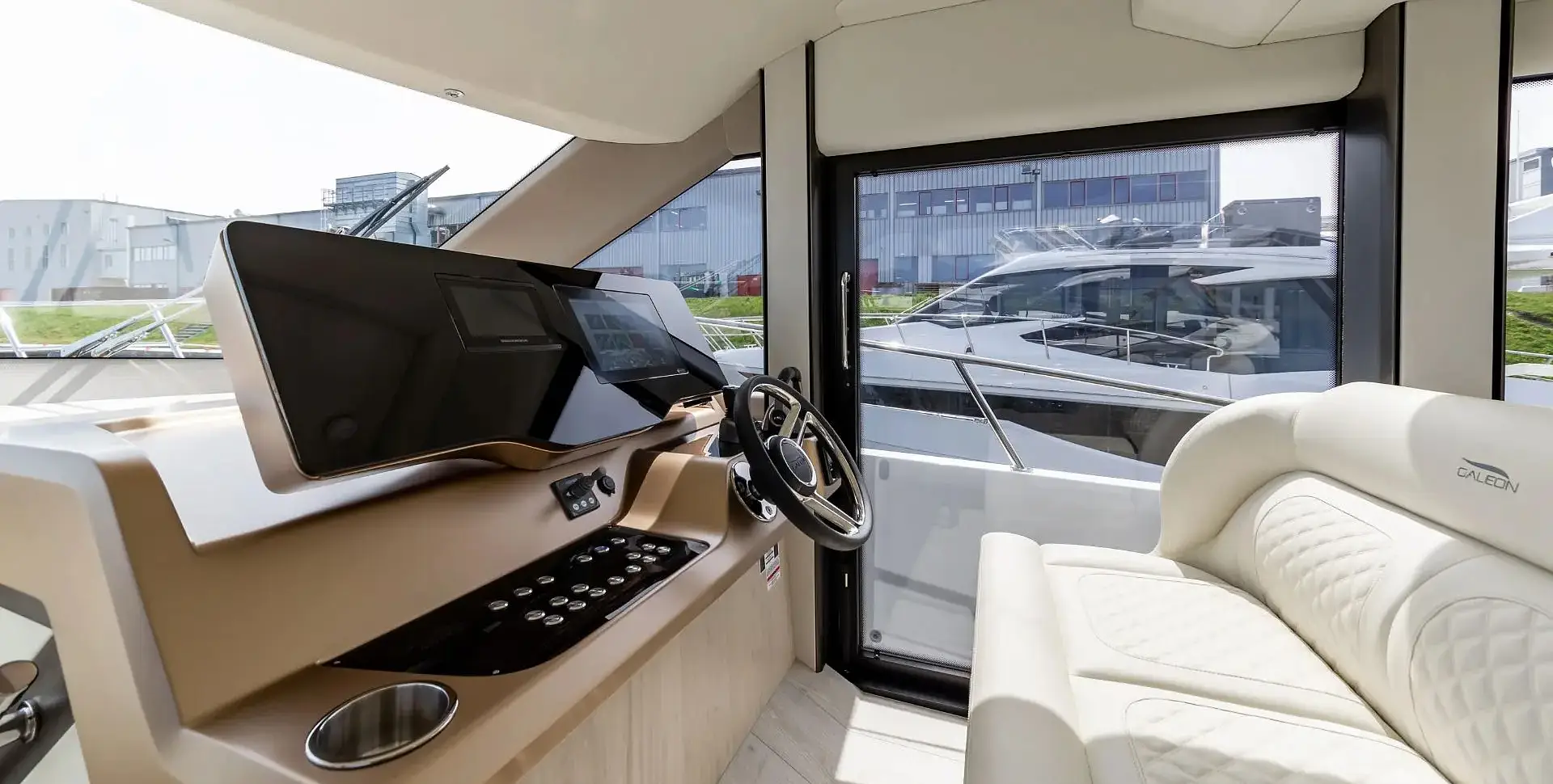 Яхта GALEON 440 FLY