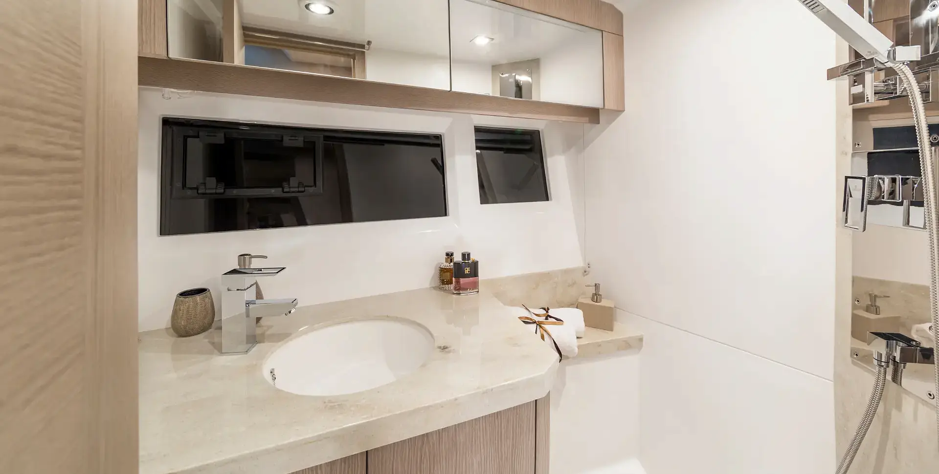 Яхта GALEON 360 FLY