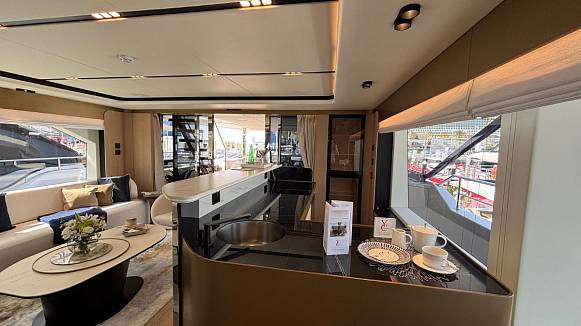 Яхта MAJESTY 112 TERRACE