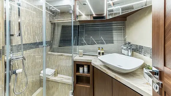 Яхта GALEON 680 FLY