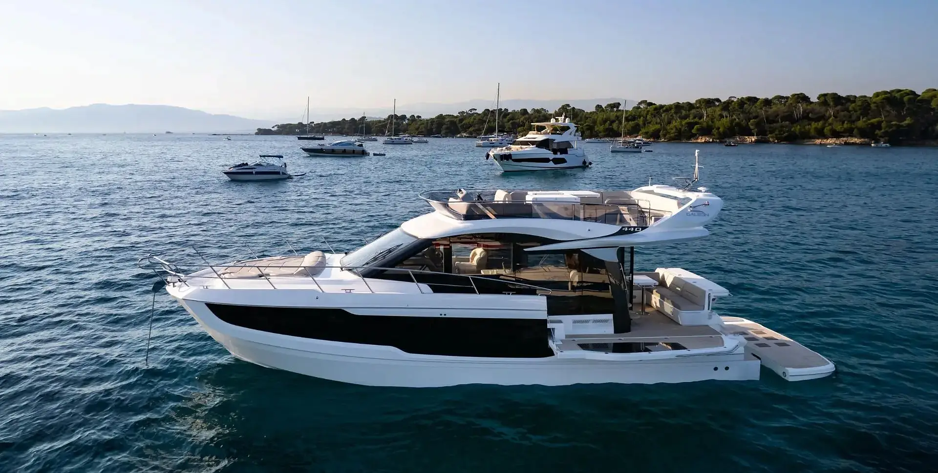 Яхта GALEON 440 FLY