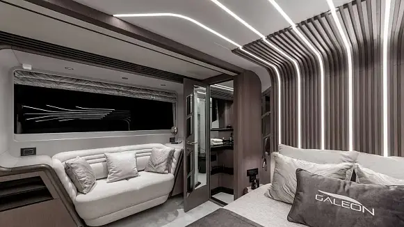Яхта GALEON 800 FLY