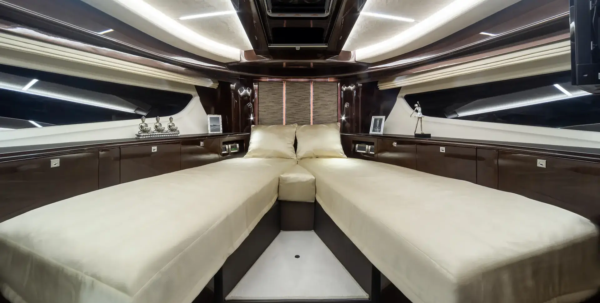 Яхта GALEON 410 HTC