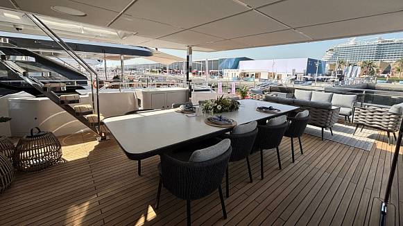 Яхта MAJESTY 112 TERRACE