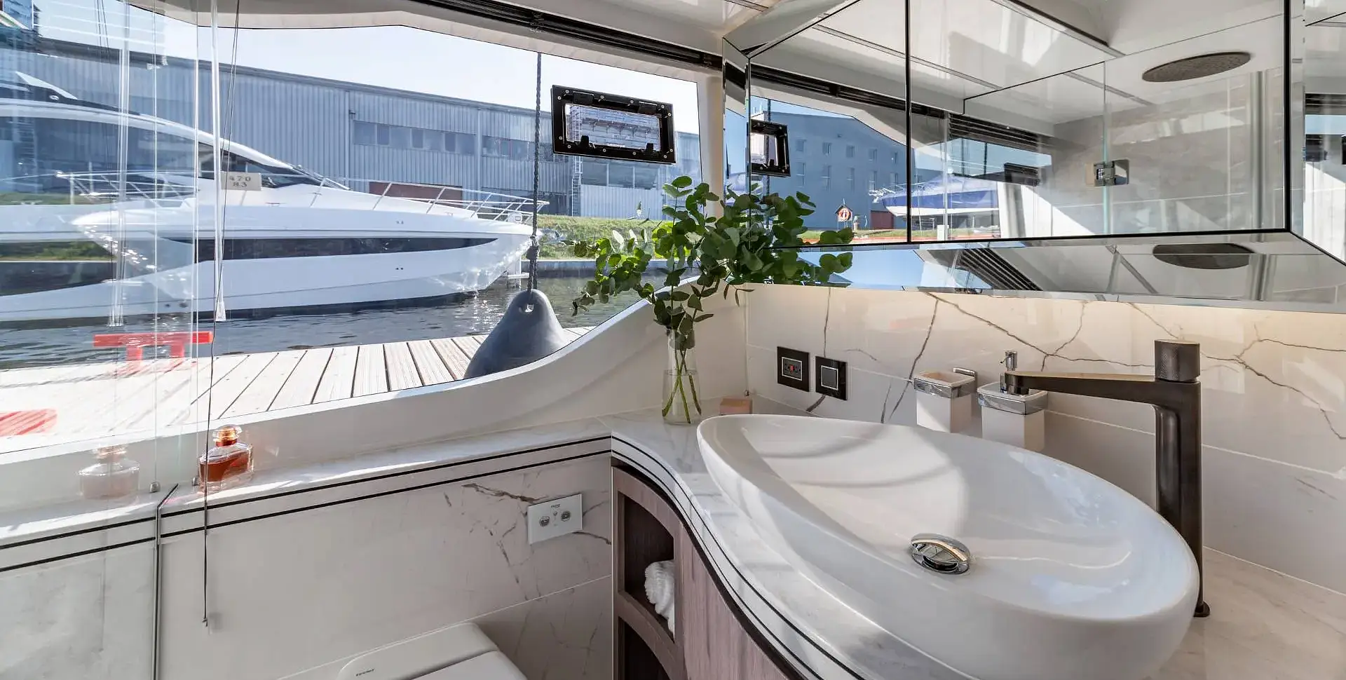 Яхта GALEON 560 FLY