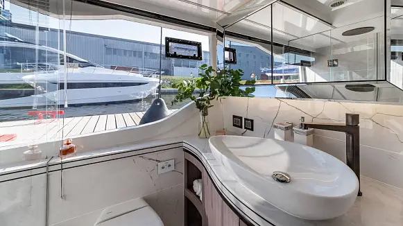 Яхта GALEON 560 FLY