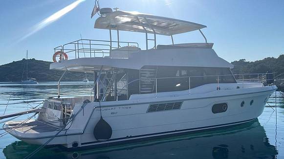 Яхта Swift Trawler 48 Fly