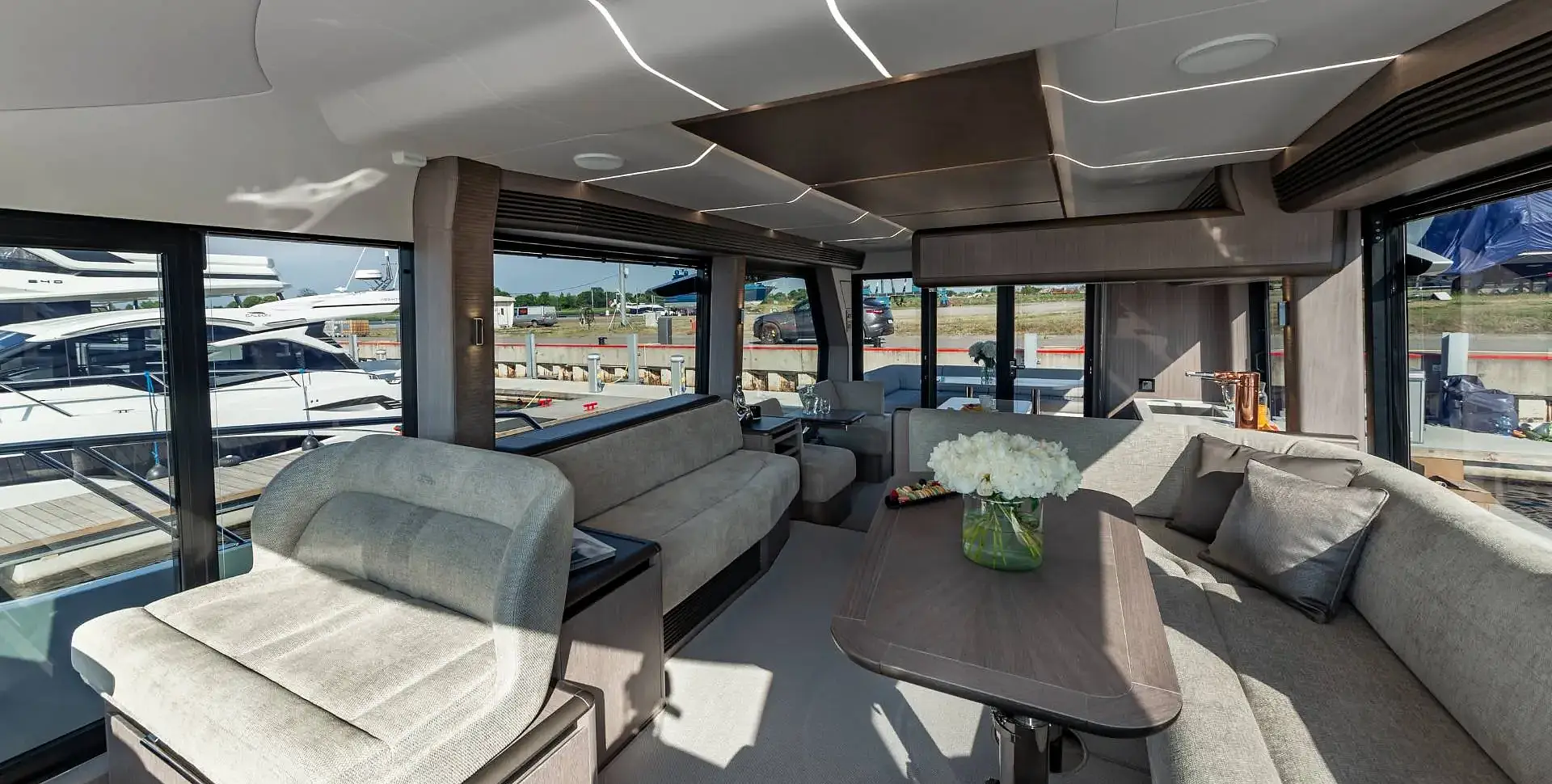 Яхта GALEON 560 FLY