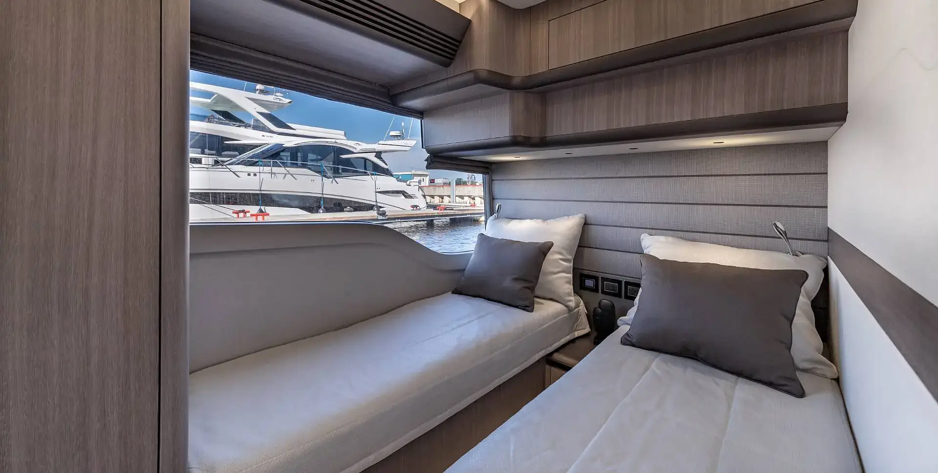 Яхта GALEON 560 FLY
