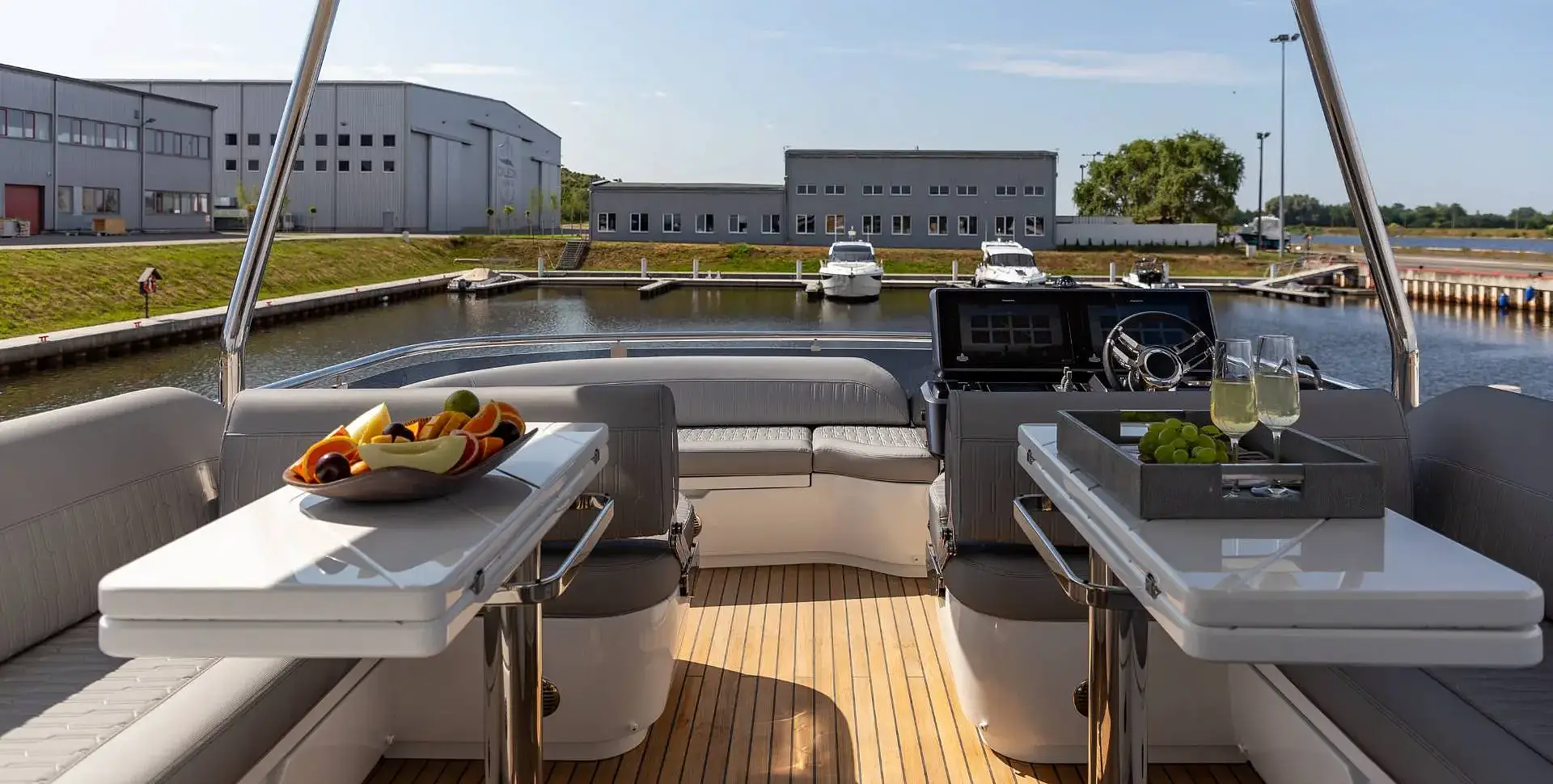 Яхта GALEON 560 FLY