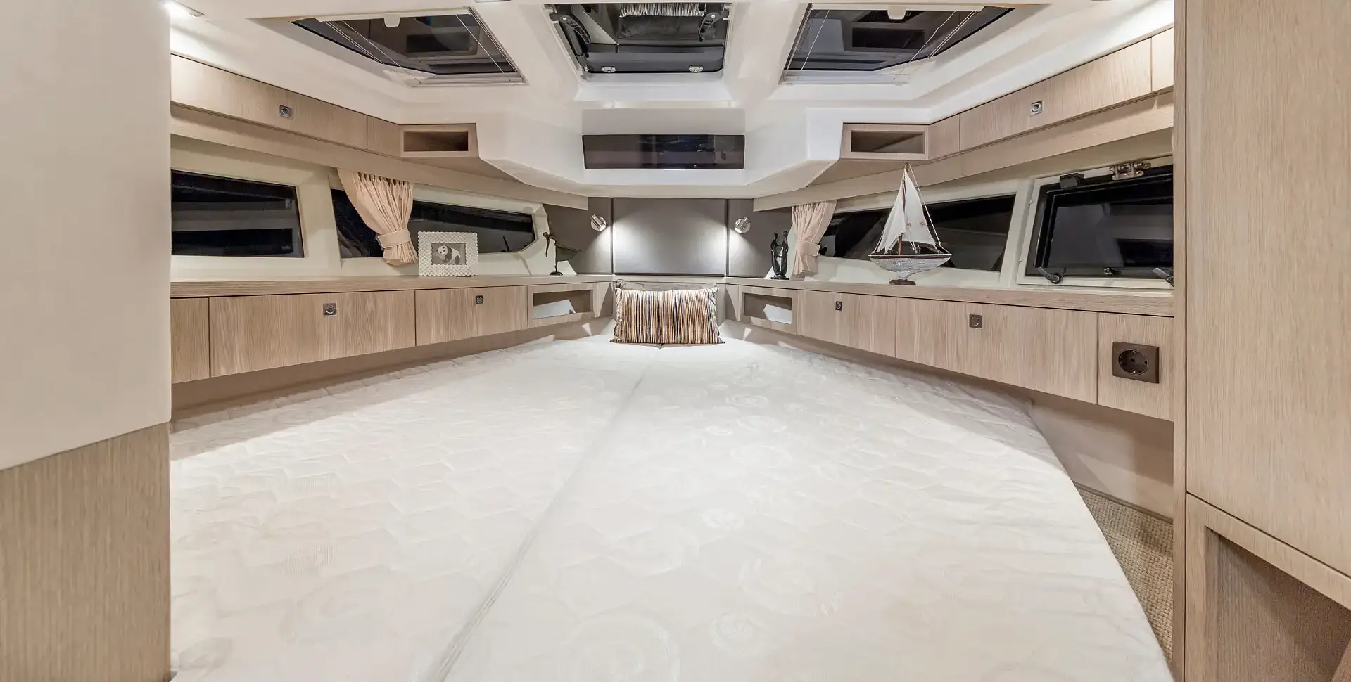 Яхта GALEON 360 FLY