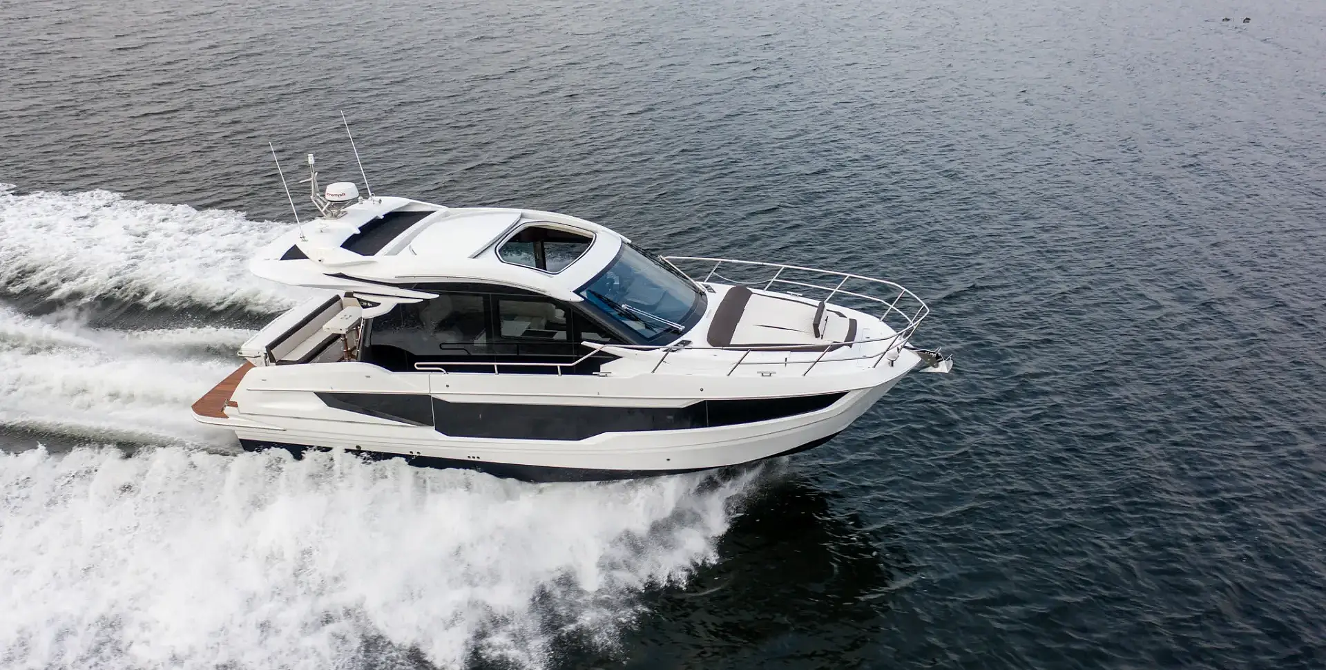 Яхта GALEON 410 HTC