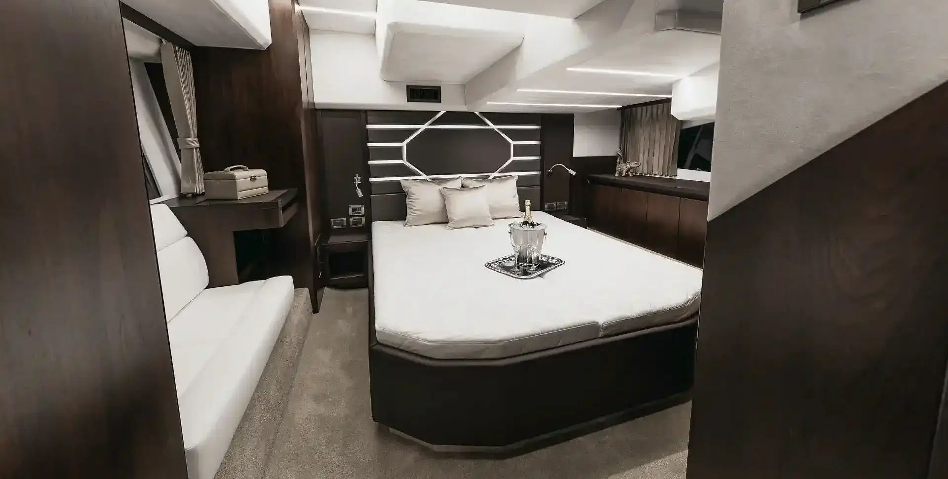 Яхта GALEON 425 HTS