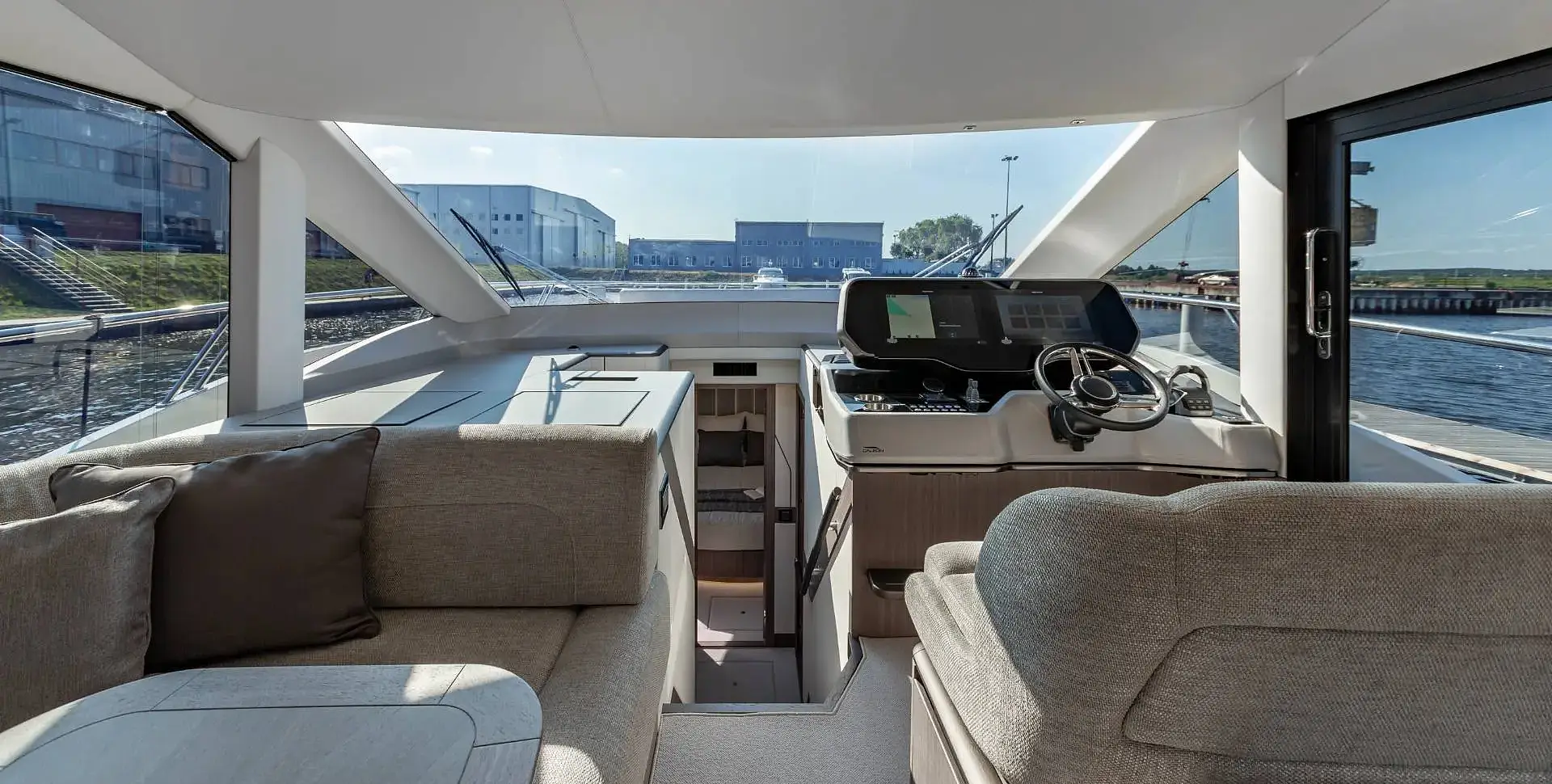 Яхта GALEON 560 FLY
