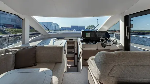 Яхта GALEON 560 FLY