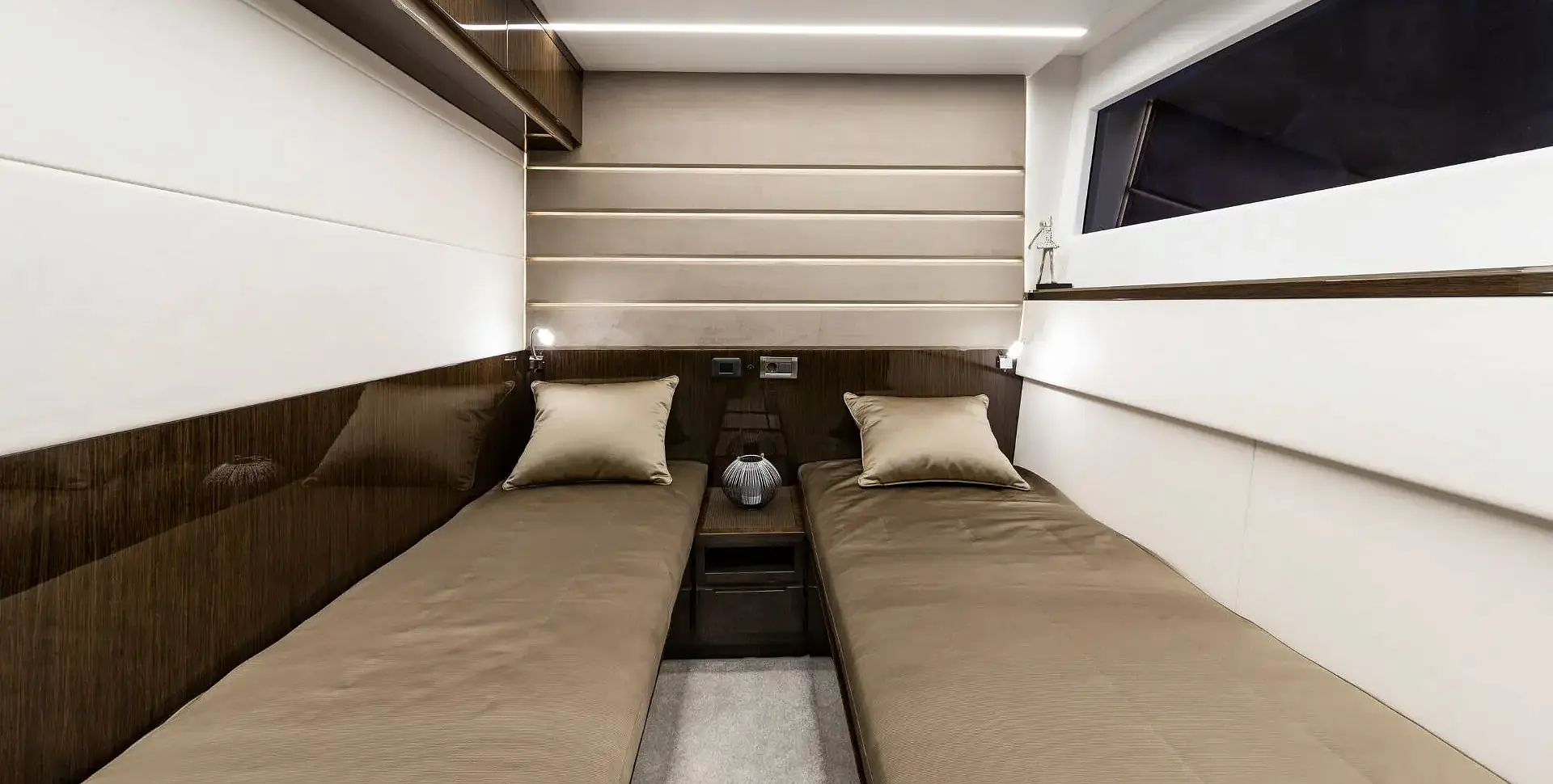 Яхта GALEON 640 FLY