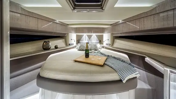 Яхта GALEON 700 SKY