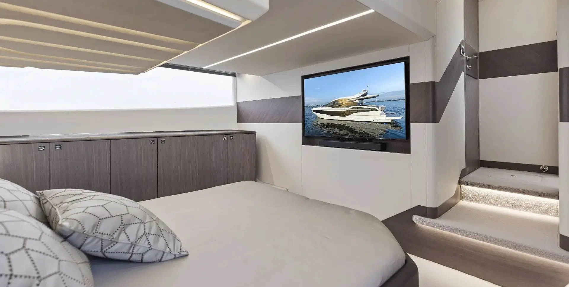 Яхта GALEON 450 HTC