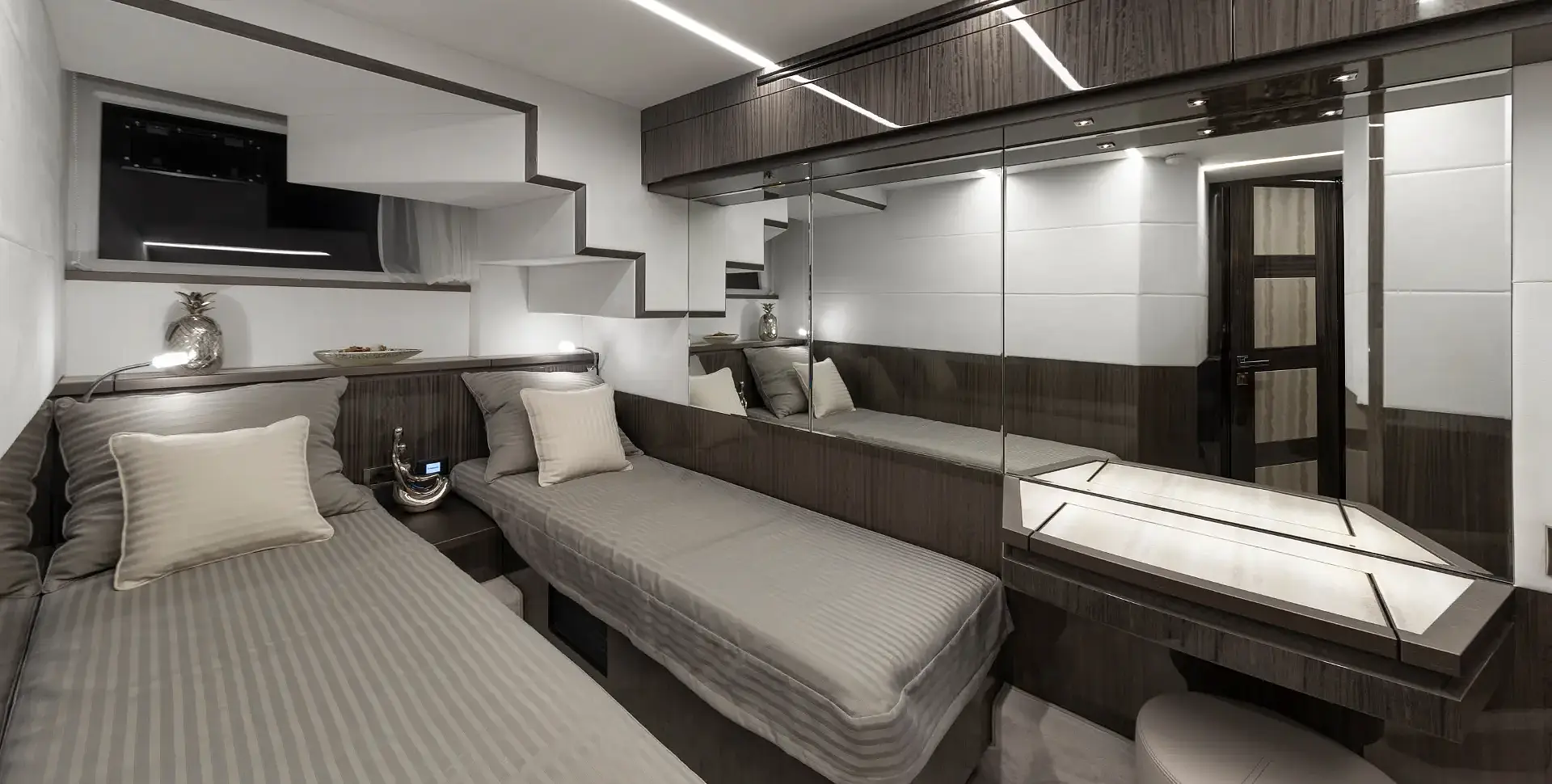 Яхта GALEON 650 SKY