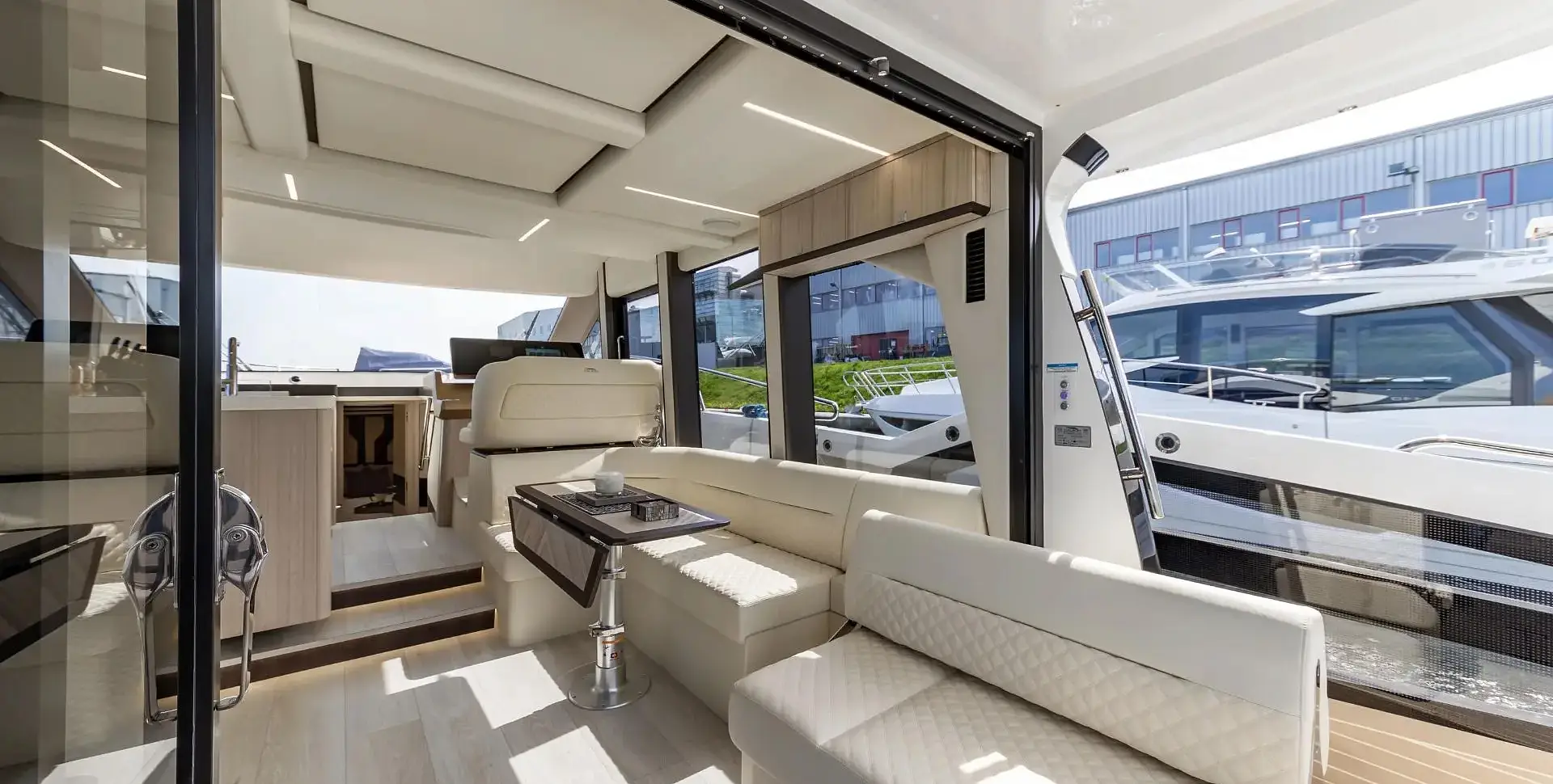 Яхта GALEON 440 FLY
