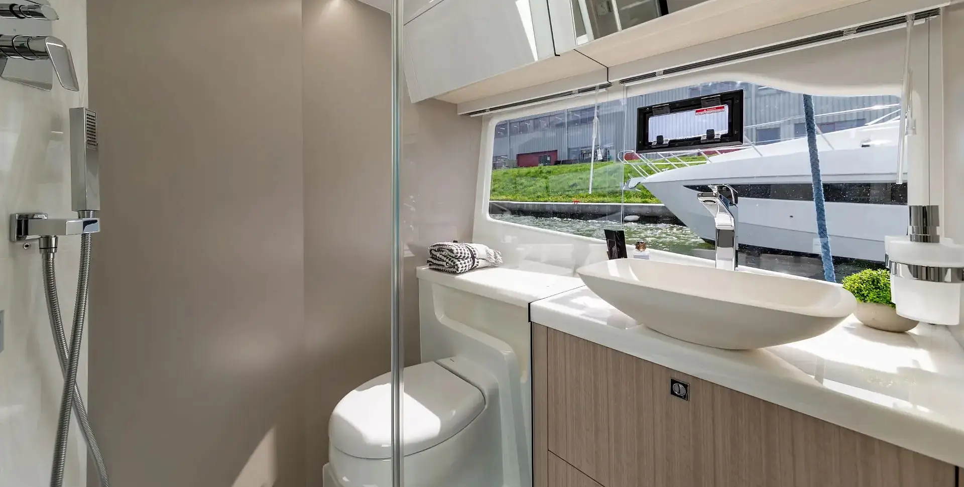 Яхта GALEON 440 FLY