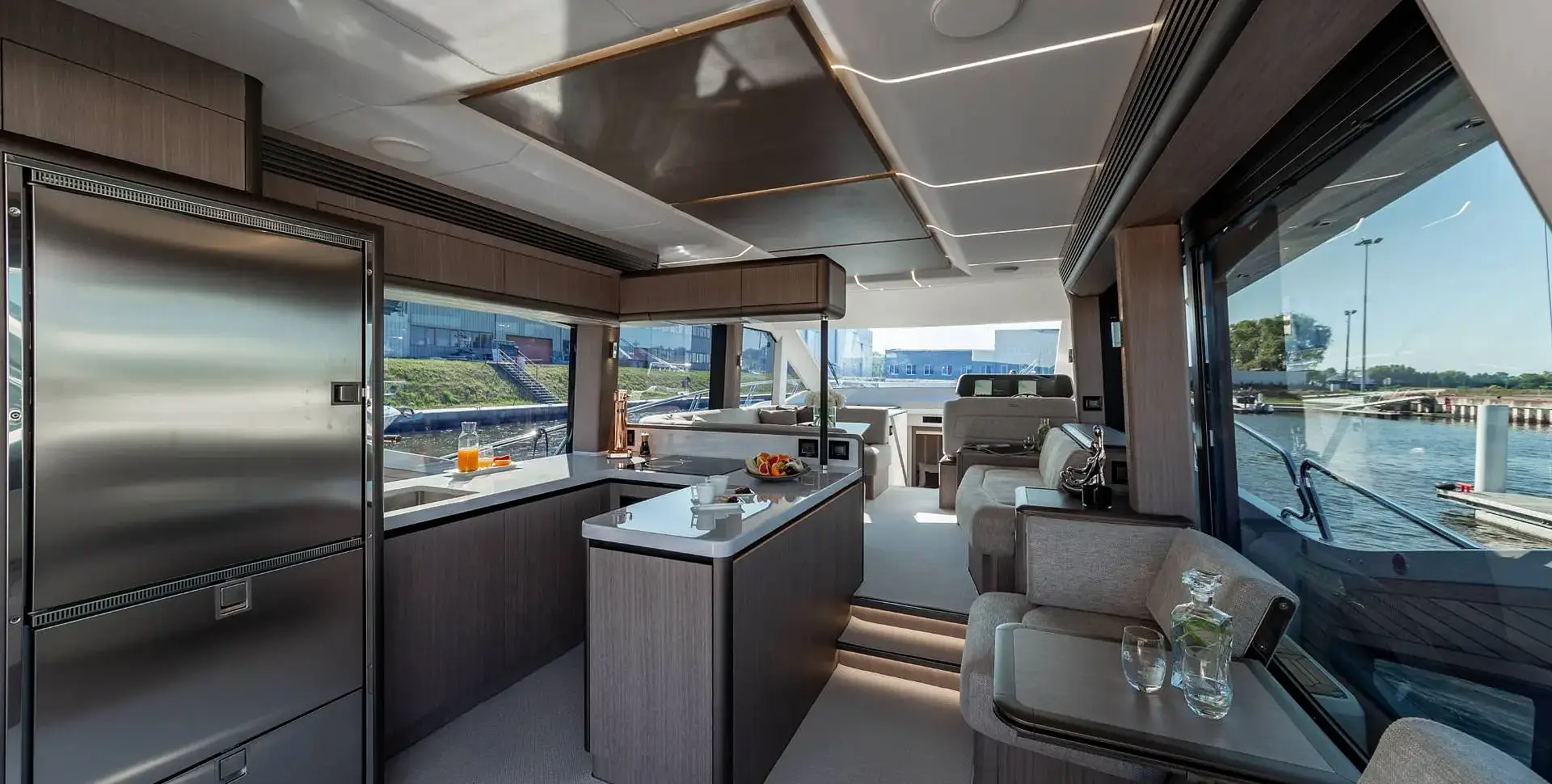 Яхта GALEON 560 FLY