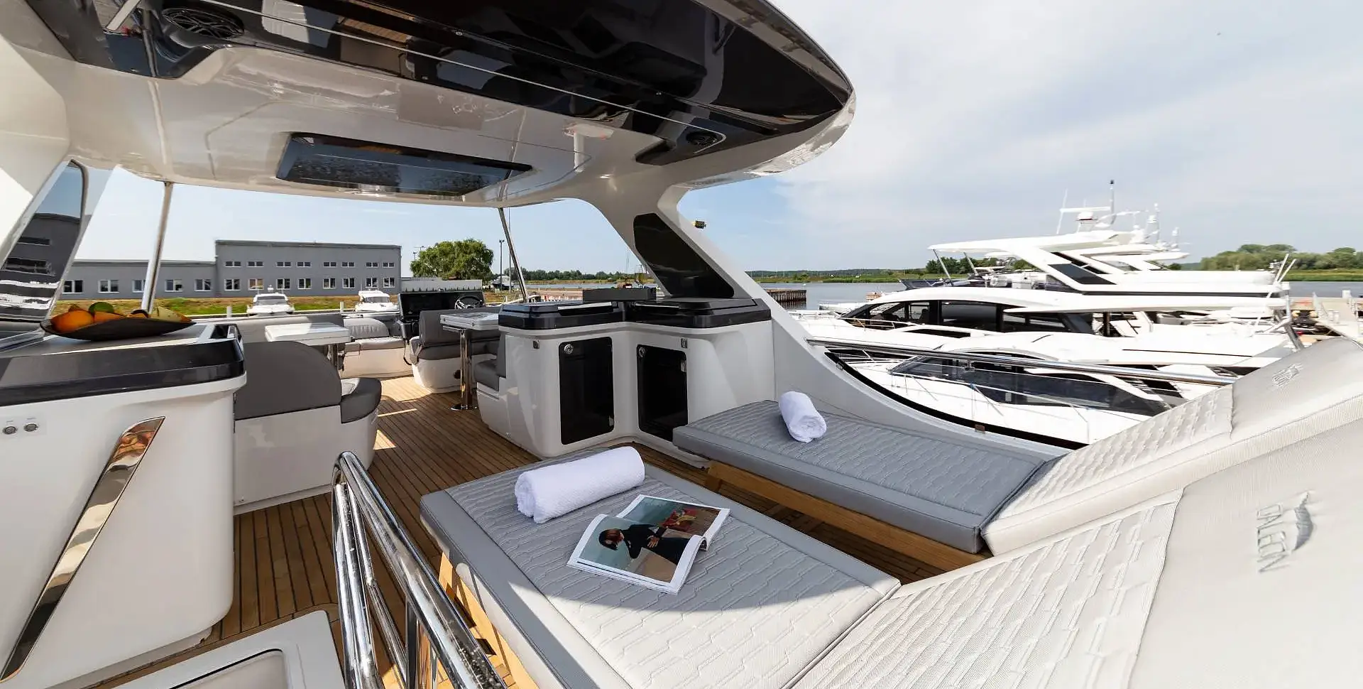 Яхта GALEON 560 FLY
