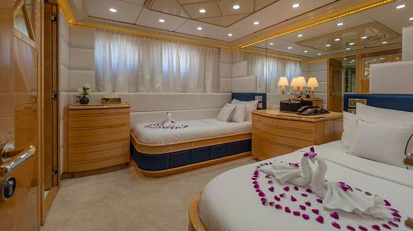 LADY AZUL yacht
