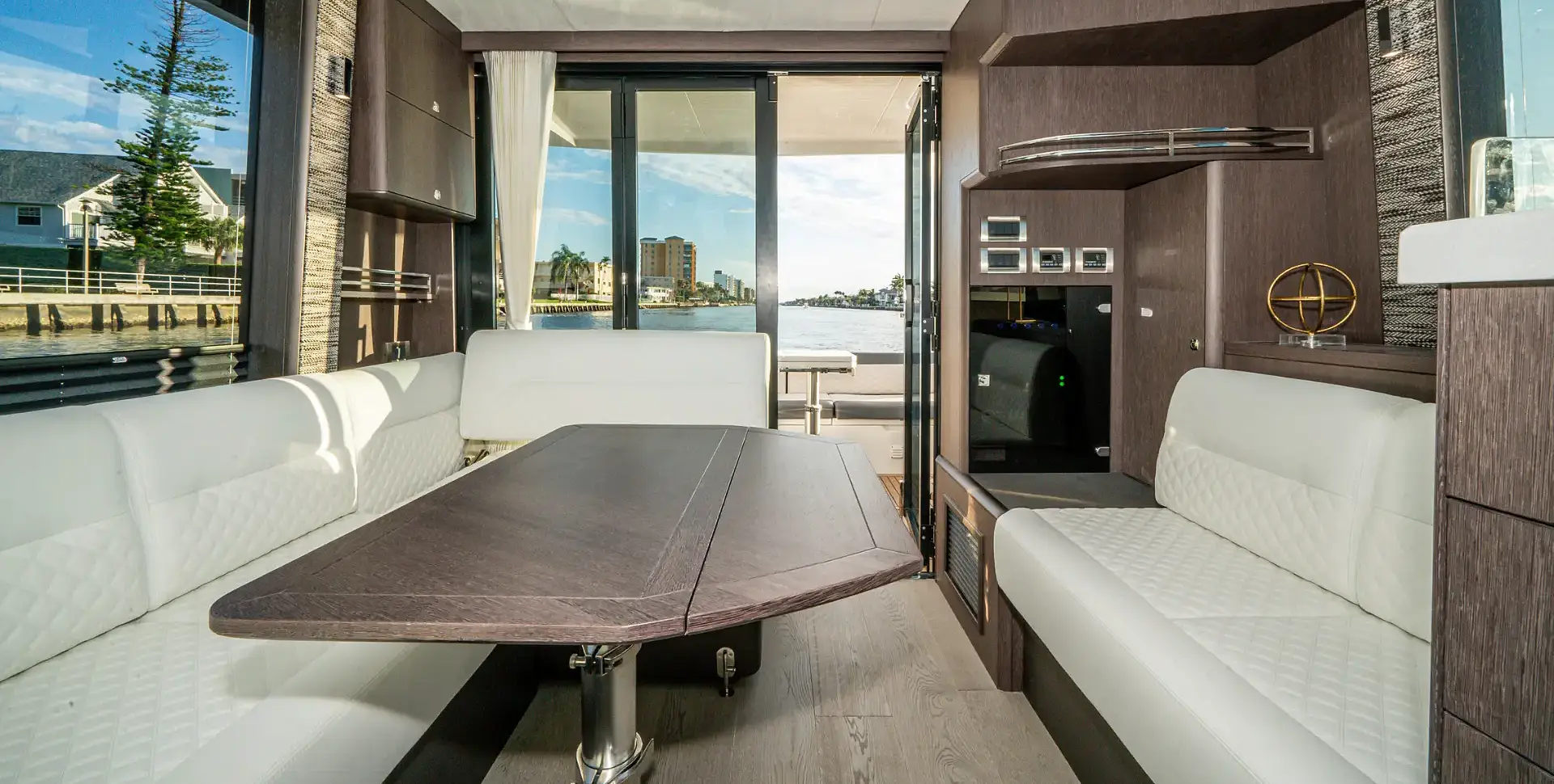 Яхта GALEON 400 FLY