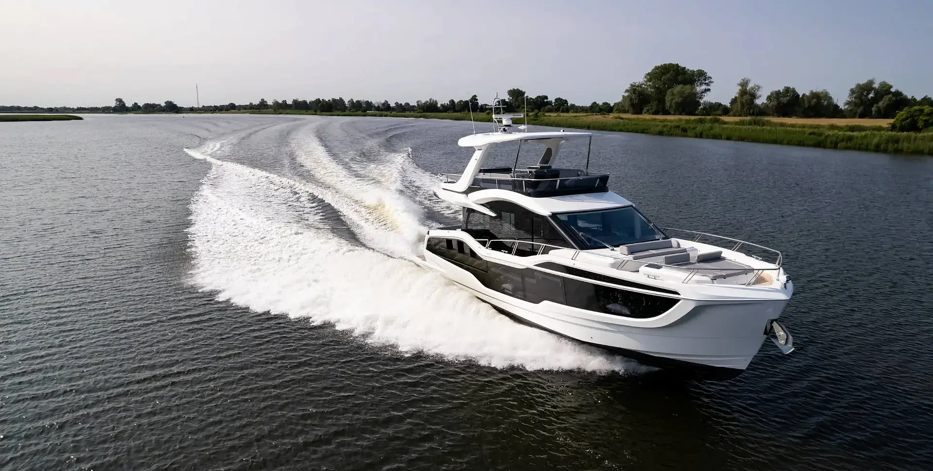 Яхта GALEON 560 FLY