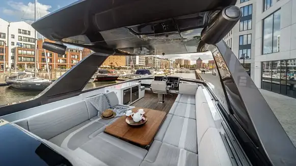 Яхта GALEON 700 SKY