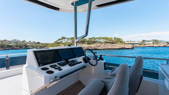 Яхта GRAND TRAWLER 62
