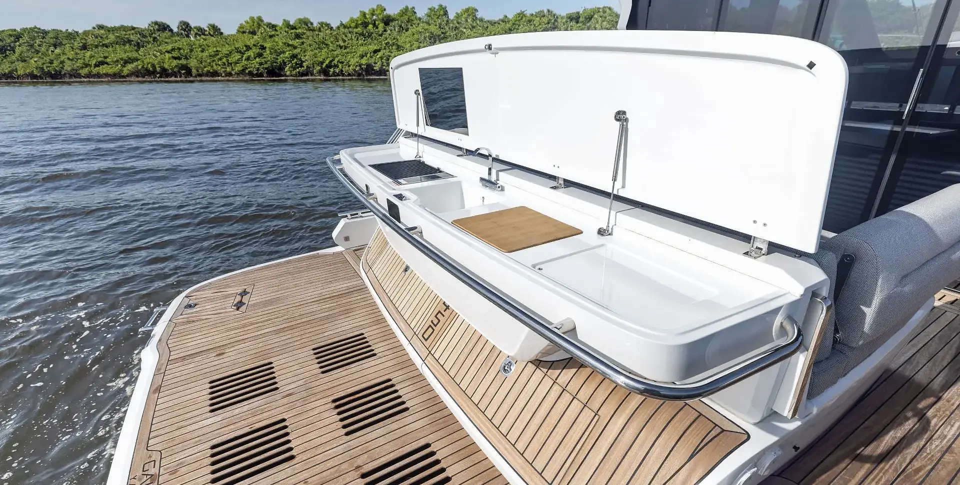 Яхта GALEON 450 HTC