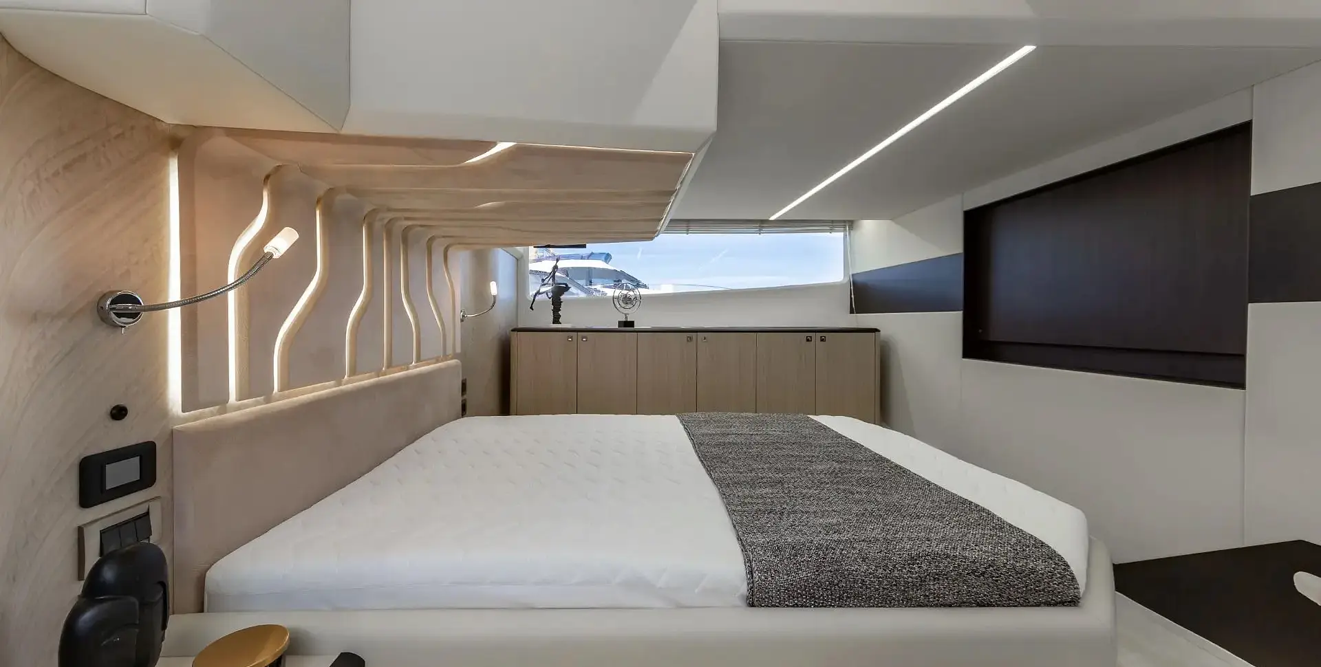 Яхта GALEON 440 FLY