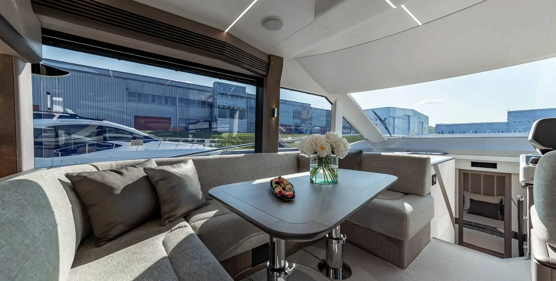 Яхта GALEON 560 FLY
