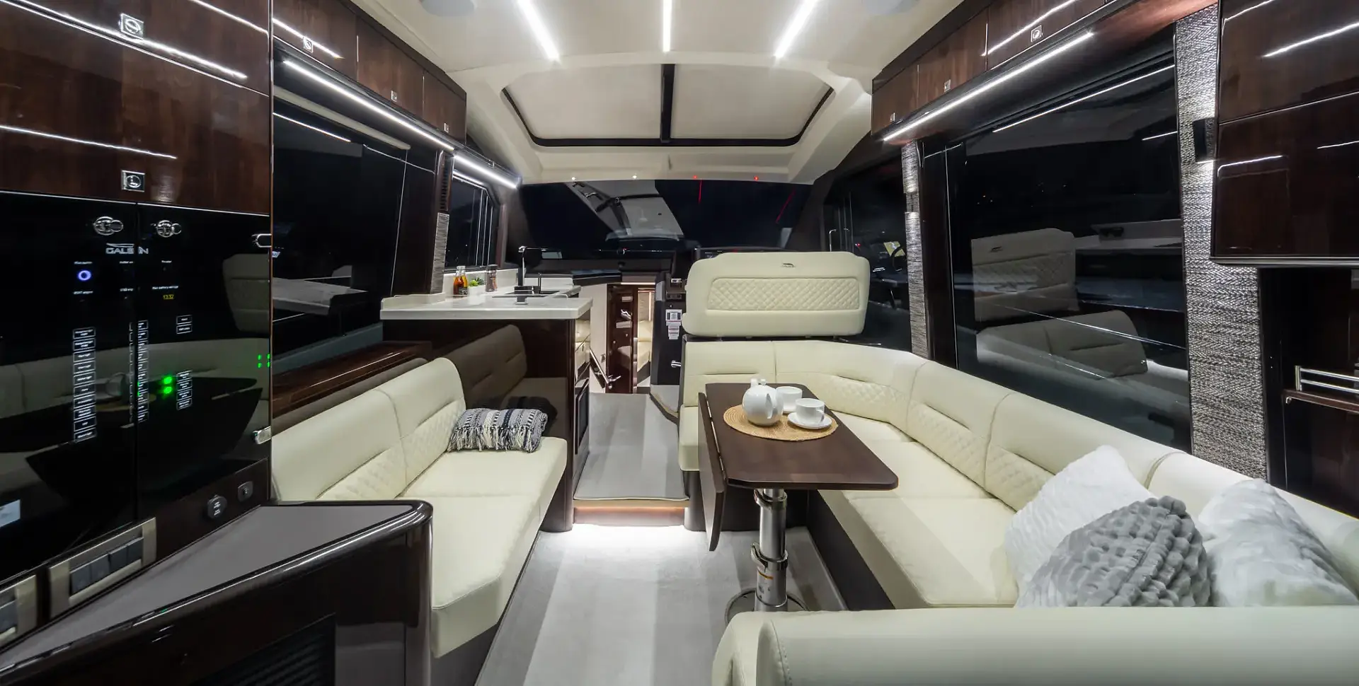 Яхта GALEON 410 HTC