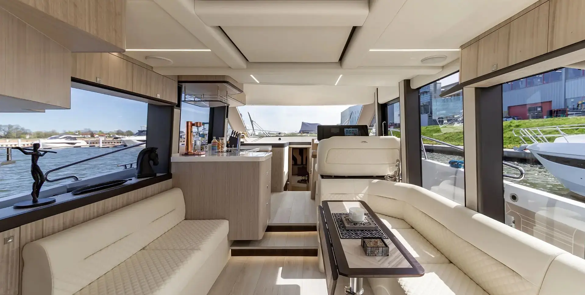 Яхта GALEON 440 FLY