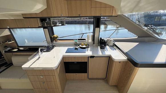 Яхта Galeon 440 FLY