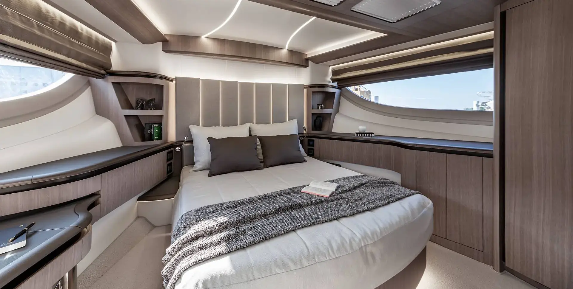 Яхта GALEON 560 FLY