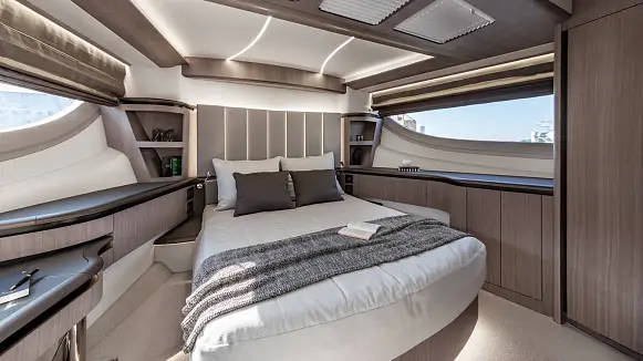 Яхта GALEON 560 FLY