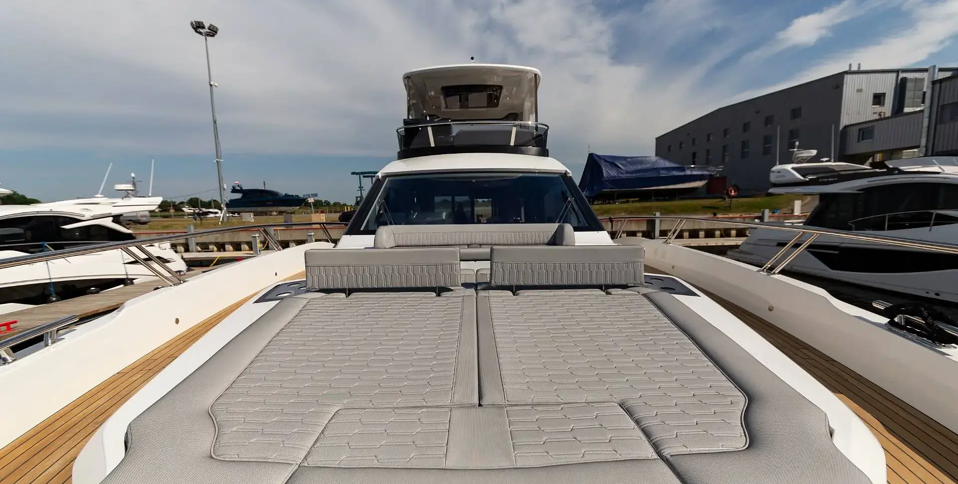 Яхта GALEON 560 FLY
