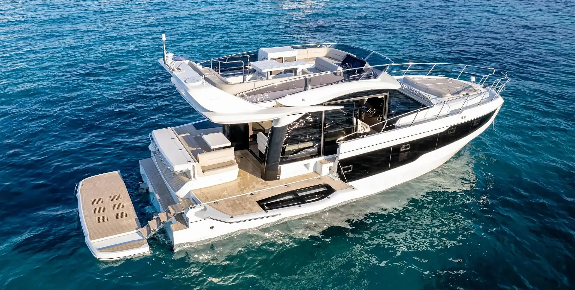 Яхта GALEON 440 FLY