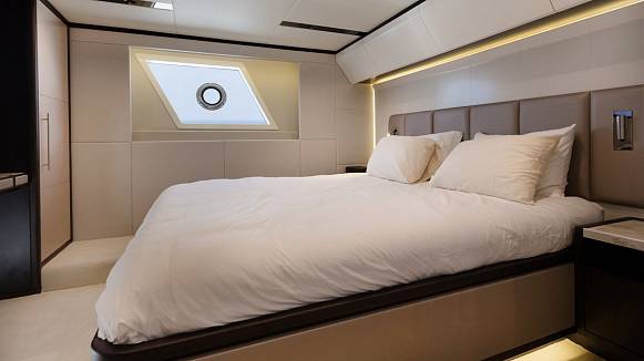 Яхта Majesty 62