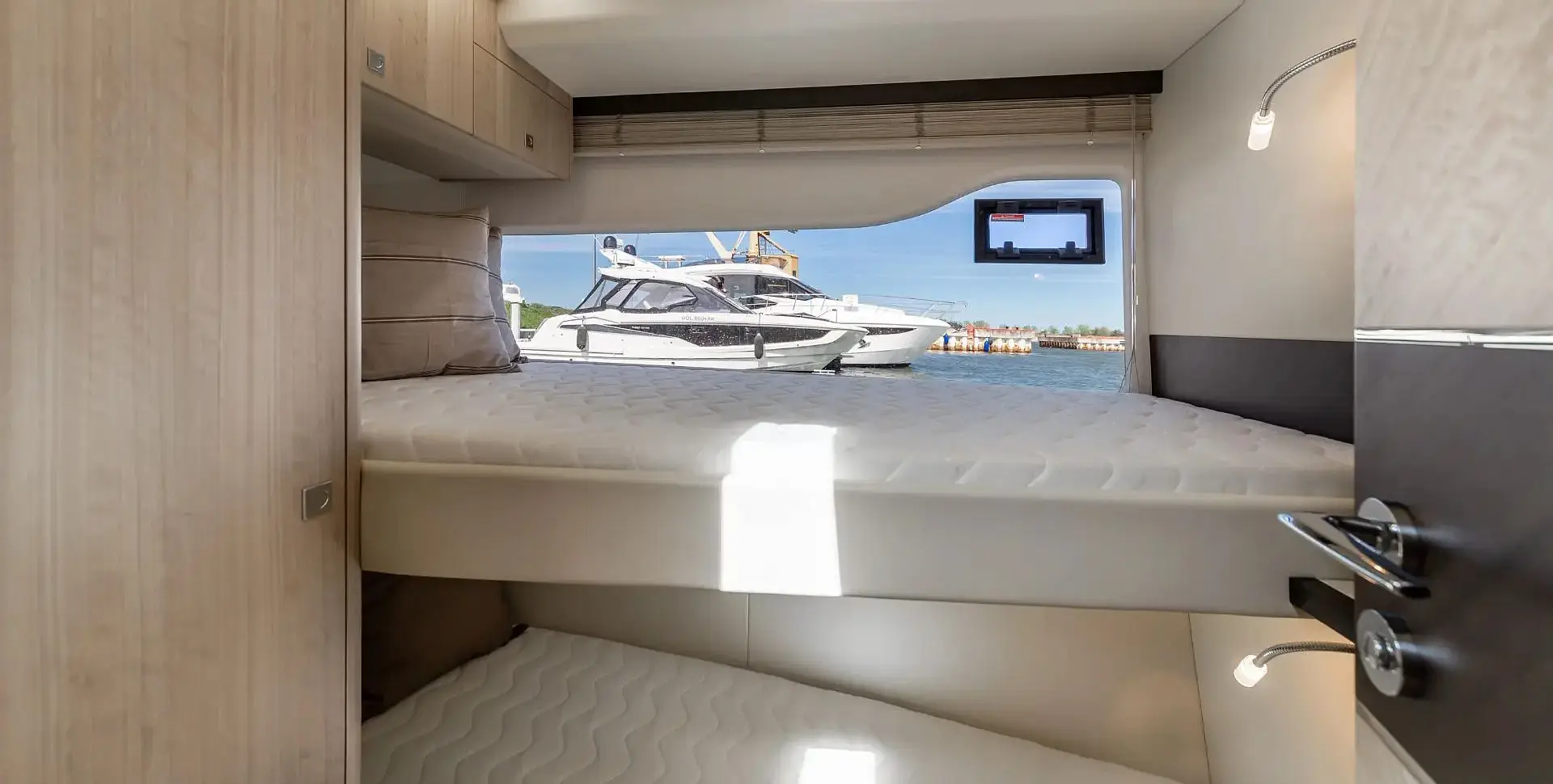 Яхта GALEON 440 FLY