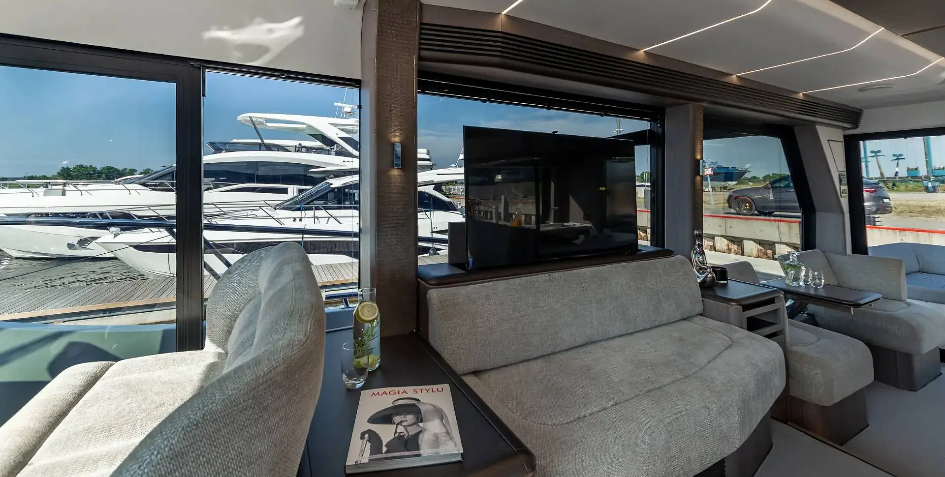 Яхта GALEON 560 FLY