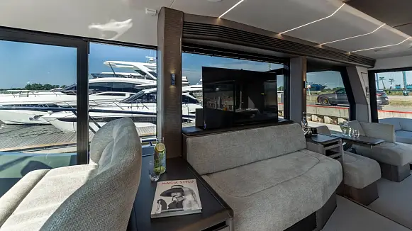 Яхта GALEON 560 FLY