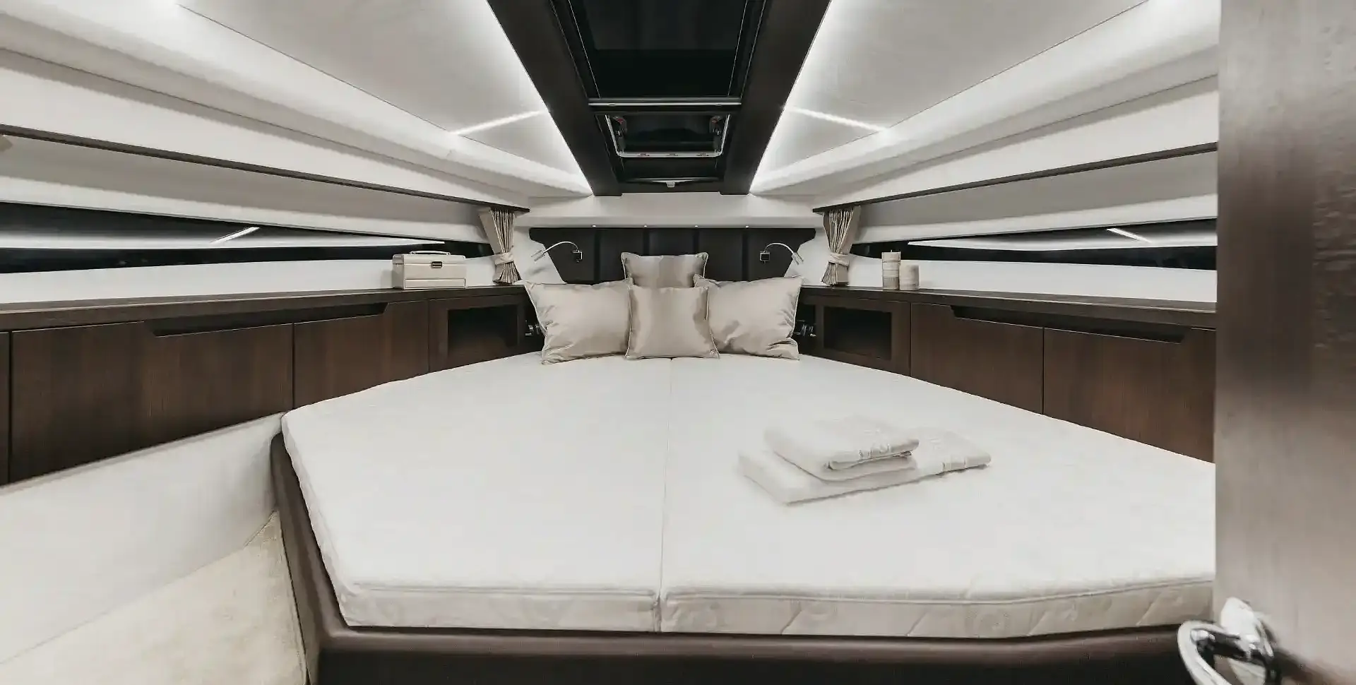 Яхта GALEON 425 HTS